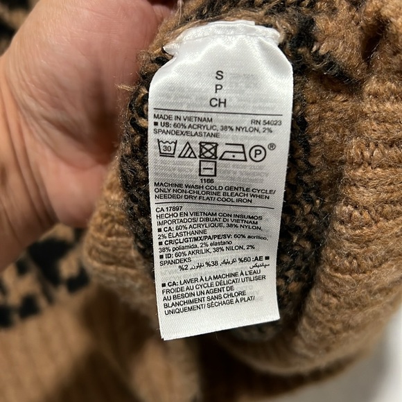 Old Navy sweater - leopard print,‎ Size small - Picture 5 of 5